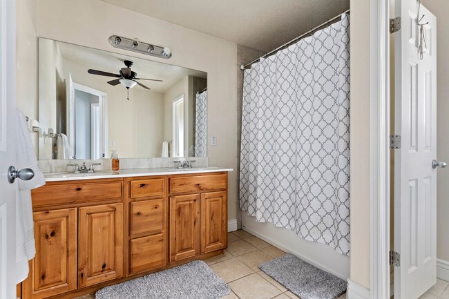 Building Photo - 4 Bedroom/ 4 Bathroom Home In Draper