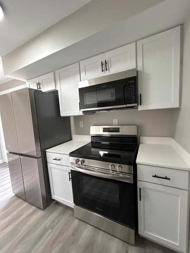 Building Photo - 2-Bedroom, 1-Bathroom Condo in South Bend – $1,464/Month (Lawn Care & Snow Removal Included!)