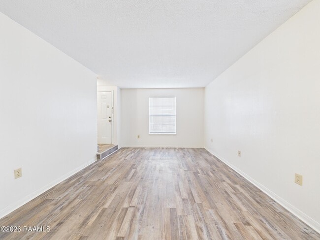 Building Photo - 114 Country Ln