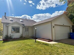 Building Photo - 3 Bedroom 2 Bath Tri Level Home with 2 Car...