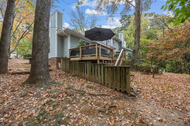 Building Photo - Adorable End-Unit Townhome in Desirable No...