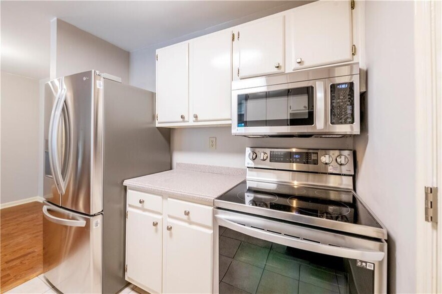 Kitchen with new appliances - 305 Granville Ct
