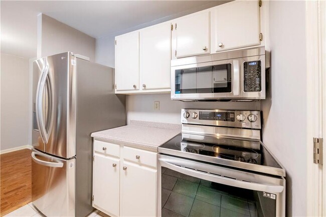 Kitchen with new appliances - 305 Granville Ct