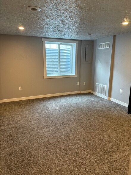 Building Photo - 9518 E Broadway Ave