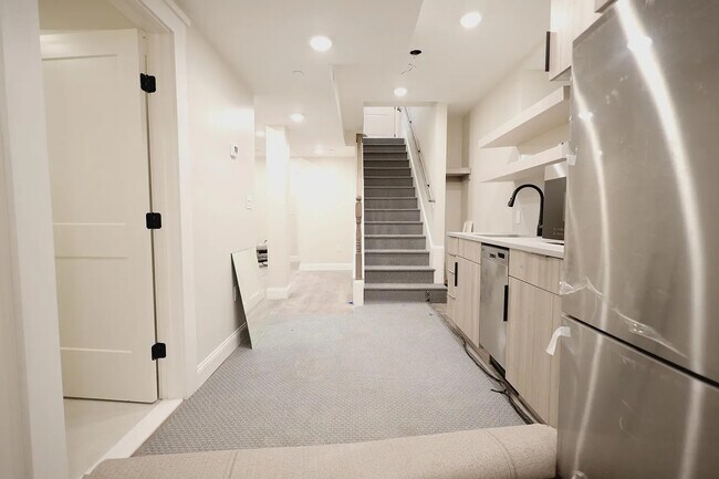 Building Photo - 701 E 2nd St