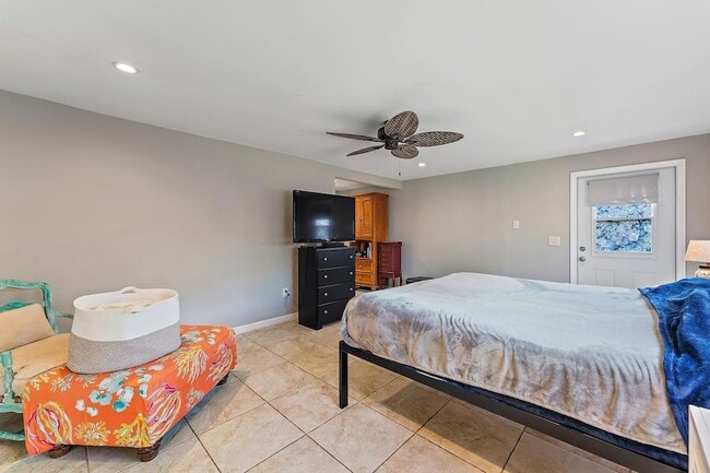 Building Photo - 5854 SE Orange Blossom Trail