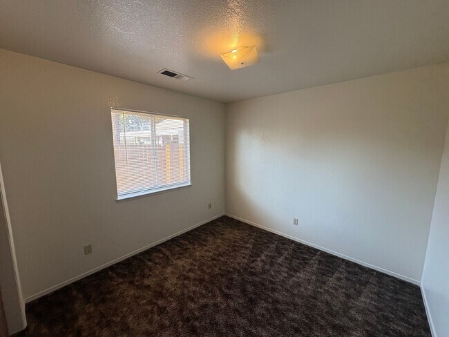 Building Photo - NW Visalia Home with Alley Access Rent Ready!