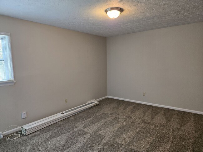 Building Photo - Spacious Split Level In Gainesway   20260501