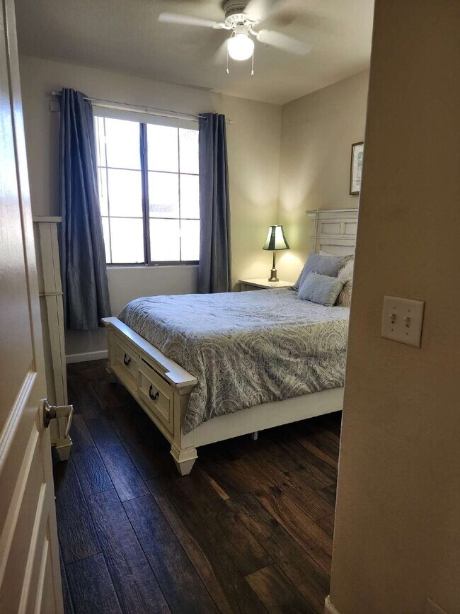 Building Photo - Fully furnished 2 bedroom 2 bathroom unit ...