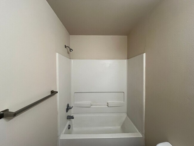 Building Photo - 5811 Golf Bend