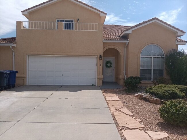 Primary Photo - 5 bedrooms, 3 Bath House! Located On NE Si...