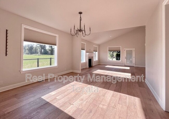 Building Photo - 810 Sisters Ct