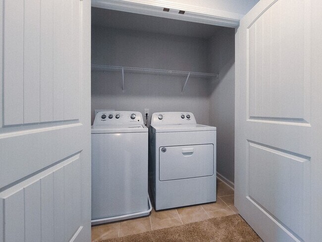 Building Photo - 4 Bed/ 3 Bath Townhome with Immediate Occupancy!