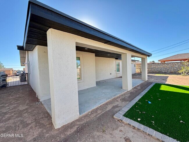 Building Photo - 2633 Dunoon Dr