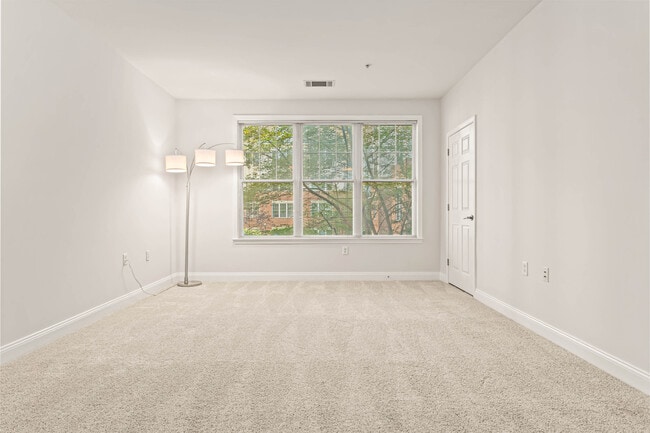 Building Photo - 75 Maple St