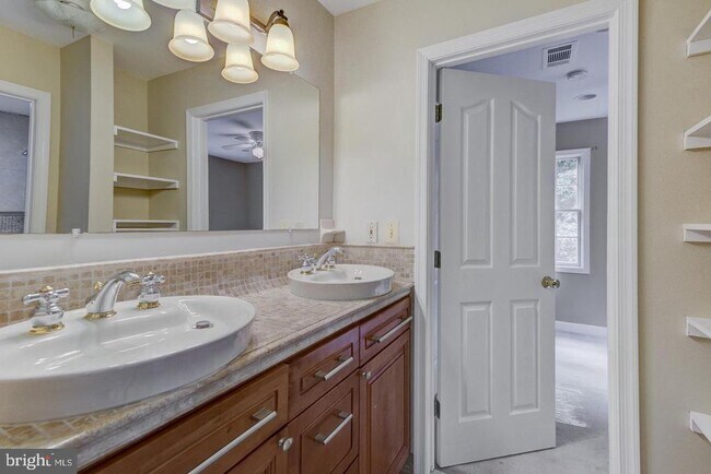 Building Photo - 18 Nantucket Ct