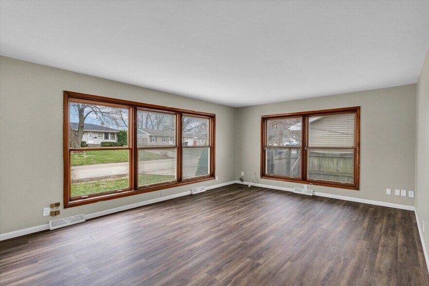 Building Photo - 19 Delaine Dr