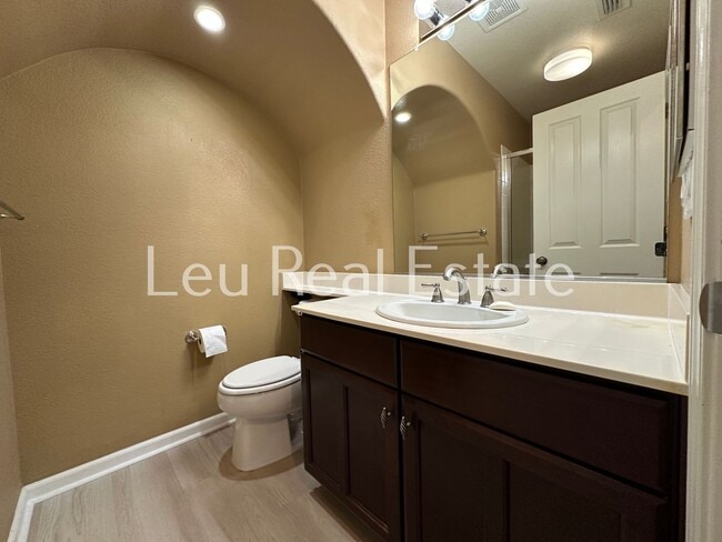 Building Photo - Lovely, 5bd, 3ba home in Serrano, with 3 c...