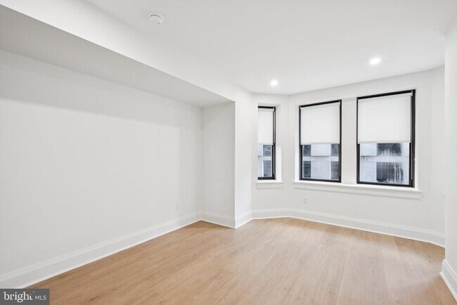 Building Photo - 135 S 19th St