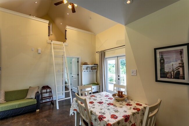 Building Photo - 404 N Meyersville Rd