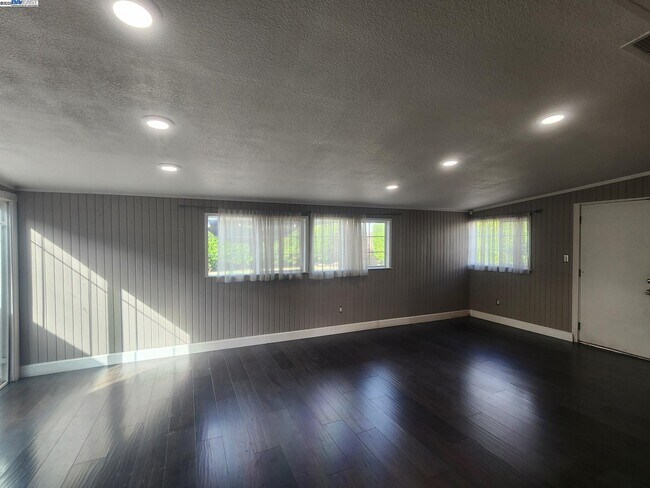 Building Photo - 7482 Larkdale Ave