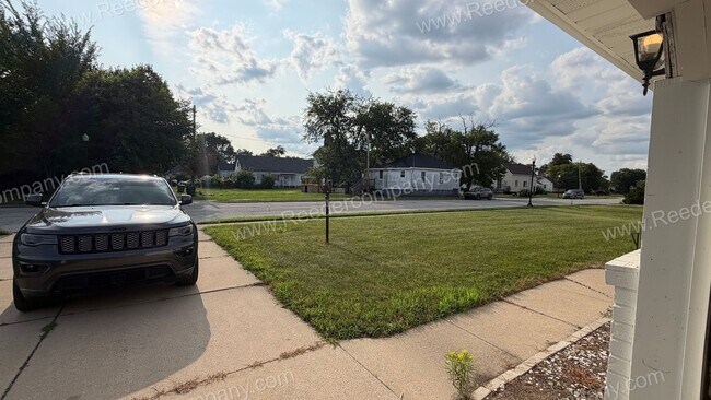 Building Photo - Newly updated 3 bedroom house