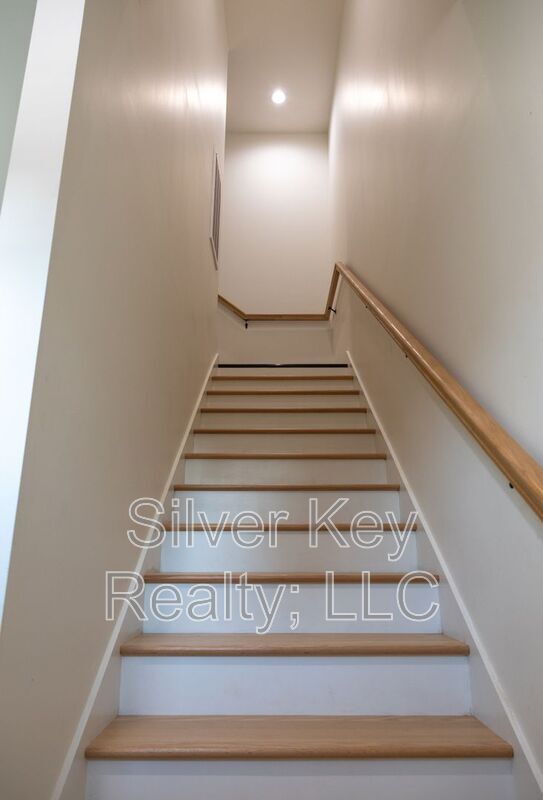 Building Photo - 1985 US-411