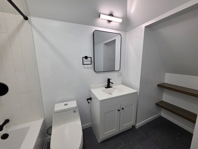 Building Photo - Fully Updated 4 bedroom 2 bathroom Apartment for rent in the Northside!