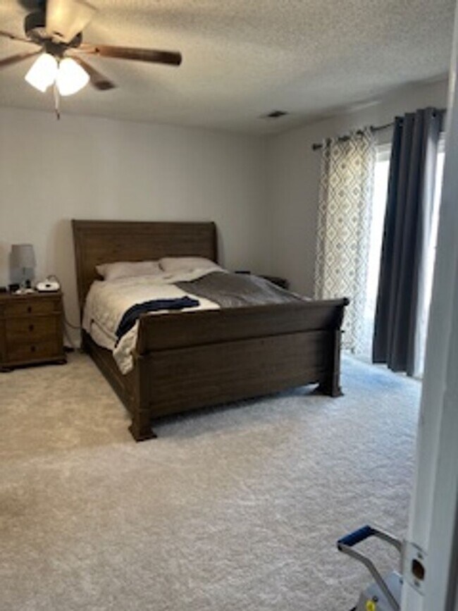Building Photo - 3 Bedroom 2 Bathoom Available Mid- August