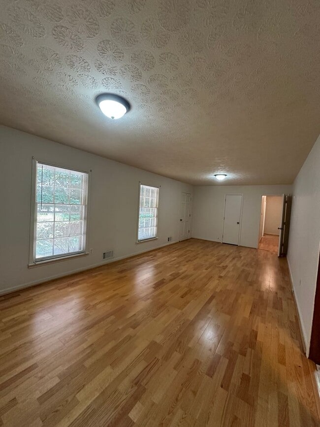 Building Photo - Available now,  3/2 with large unfinished basement, in University Heights