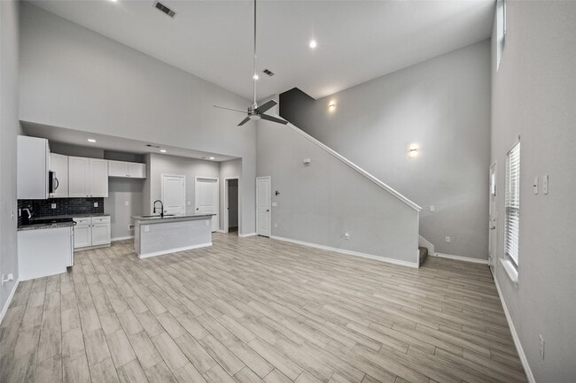 Building Photo - 4006 Frontier Rd