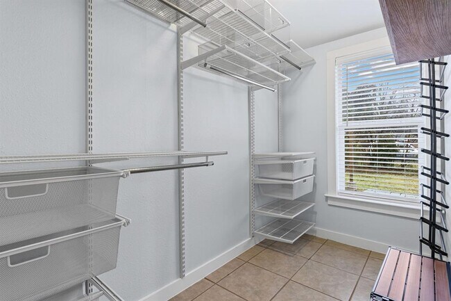 Building Photo - 84 Waller St