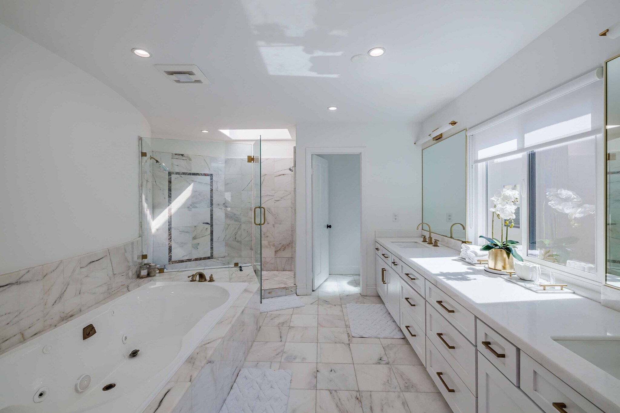 Building Photo - 1554 Mathews Ave