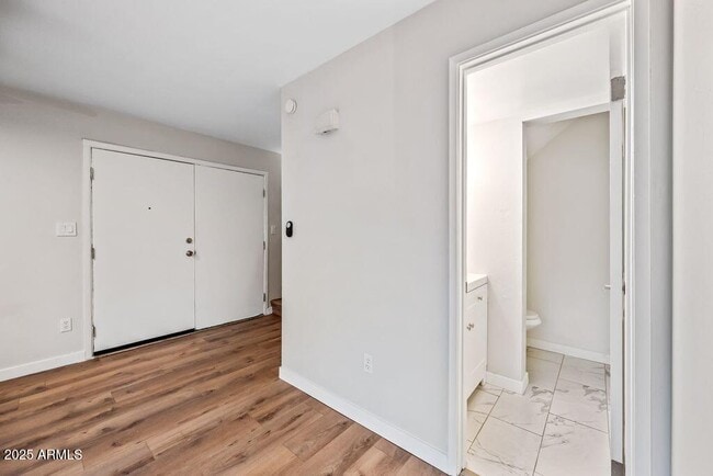 Building Photo - 5911 W Golden Ln