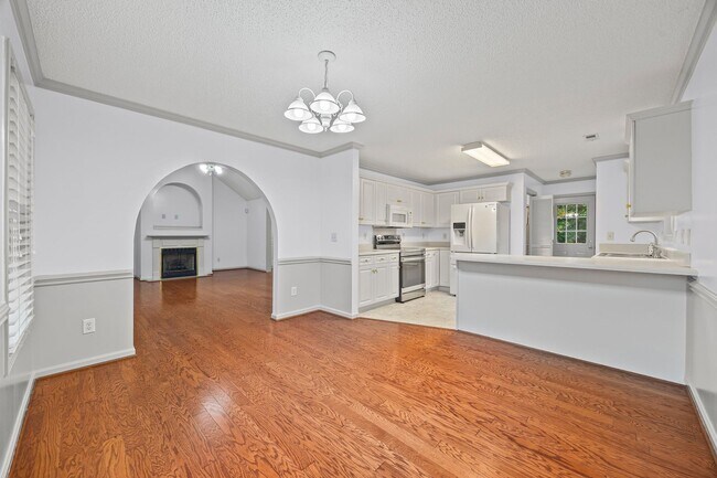 Building Photo - Beautiful 3-bed, 2 bath home in Hallmark G...