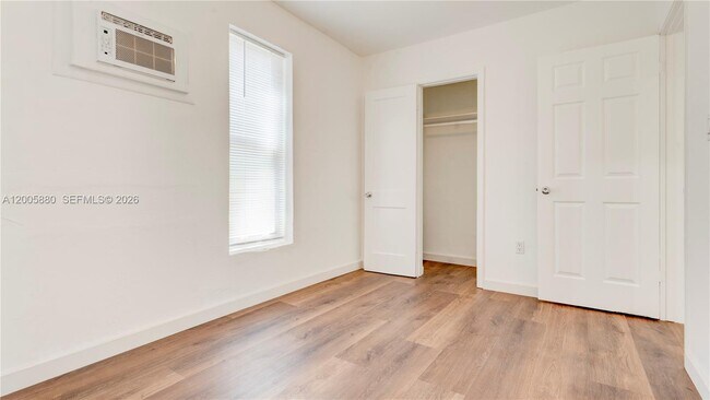 Building Photo - 1085 NE 128th St