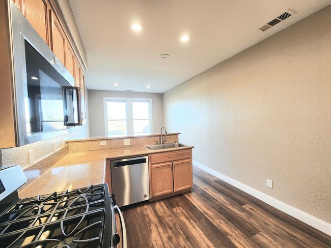 Building Photo - Spacious Townhouse in San Mateo
