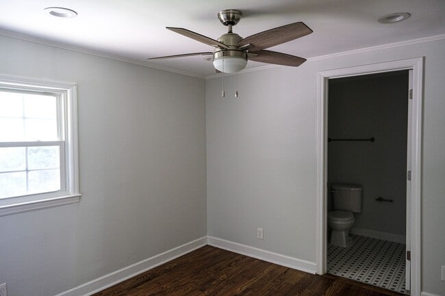 Building Photo - Charming 3/2.5 House with Lawn Care included!