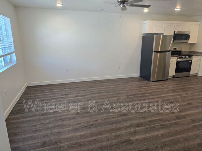 Building Photo - 460 W 1080 S