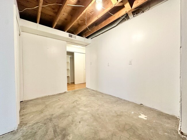 Building Photo - Modern and Spacious Duplex Style Home with...