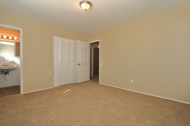 Building Photo - 2750 Mockingbird Lane