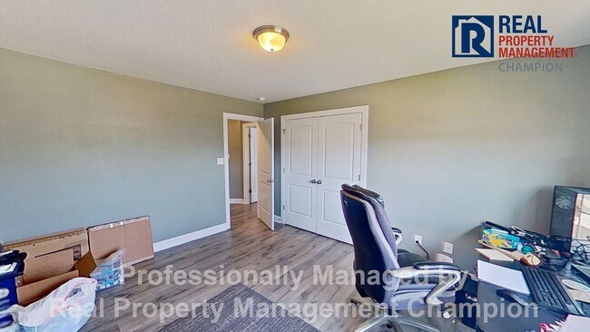 Building Photo - Gorgeous 4 BD/3.5 BA Executive Home w/Spacious Fenced Yard