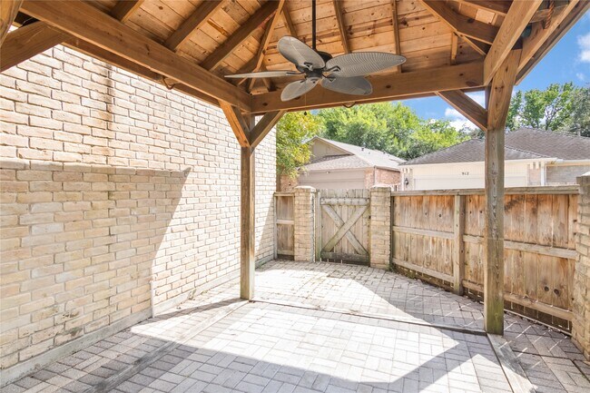 Building Photo - 910 Fleetwood Pl Dr