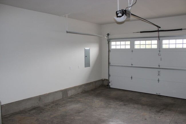 Building Photo - Gorgeous home in Brookswood Crossing avail...