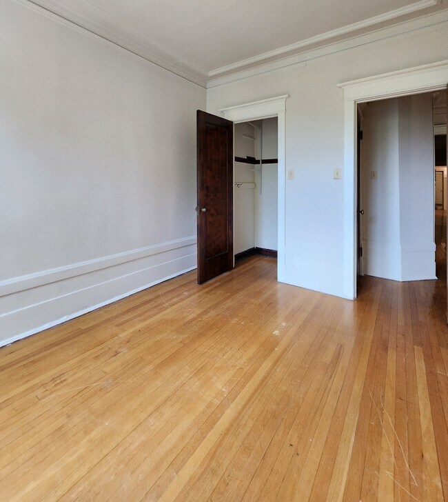 Building Photo - 5600 S Dorchester Ave
