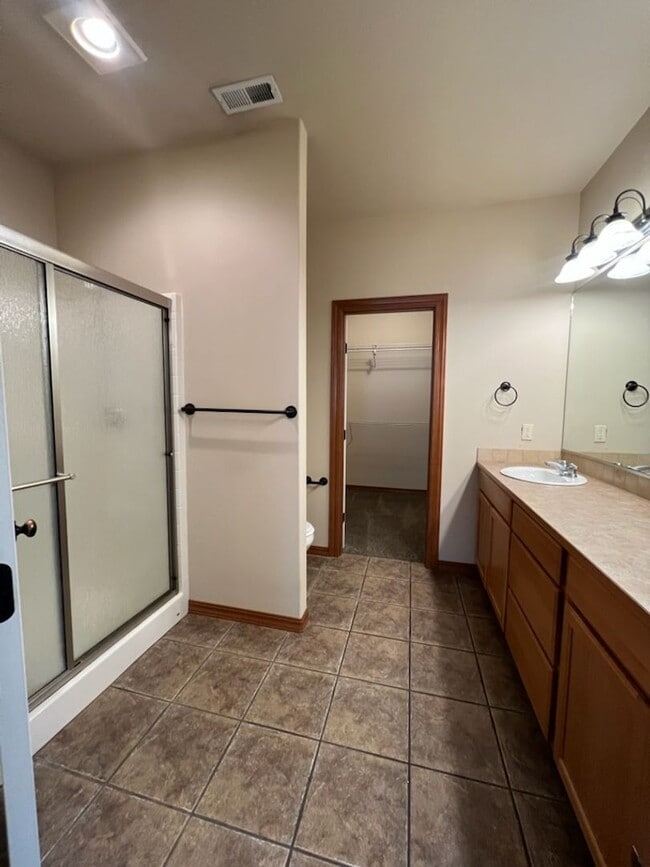 Building Photo - 3 bed/2.5 bath townhome! Double garage, a/...