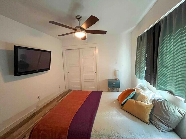 Building Photo - "Charming 2-Bed, 1.5-Bath Condo with Grani...