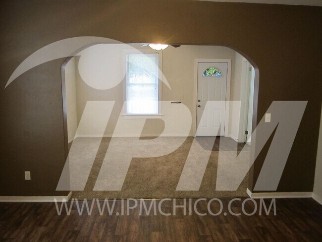 Building Photo - Classic 3 bedroom 2 bathroom home!