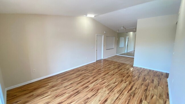 Building Photo - Two Bedroom, Two Bath in Orlando - Priced to Rent!