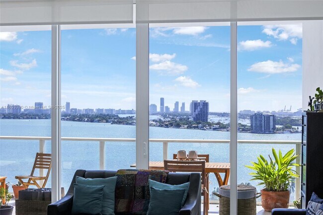 Building Photo - 2020 N Bayshore Dr